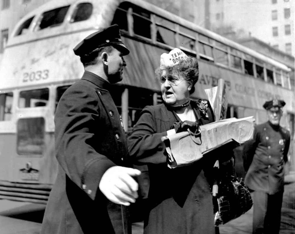 Женщина и полицейский, Нью-Йорк, 1945. Фотограф Фред Стайн