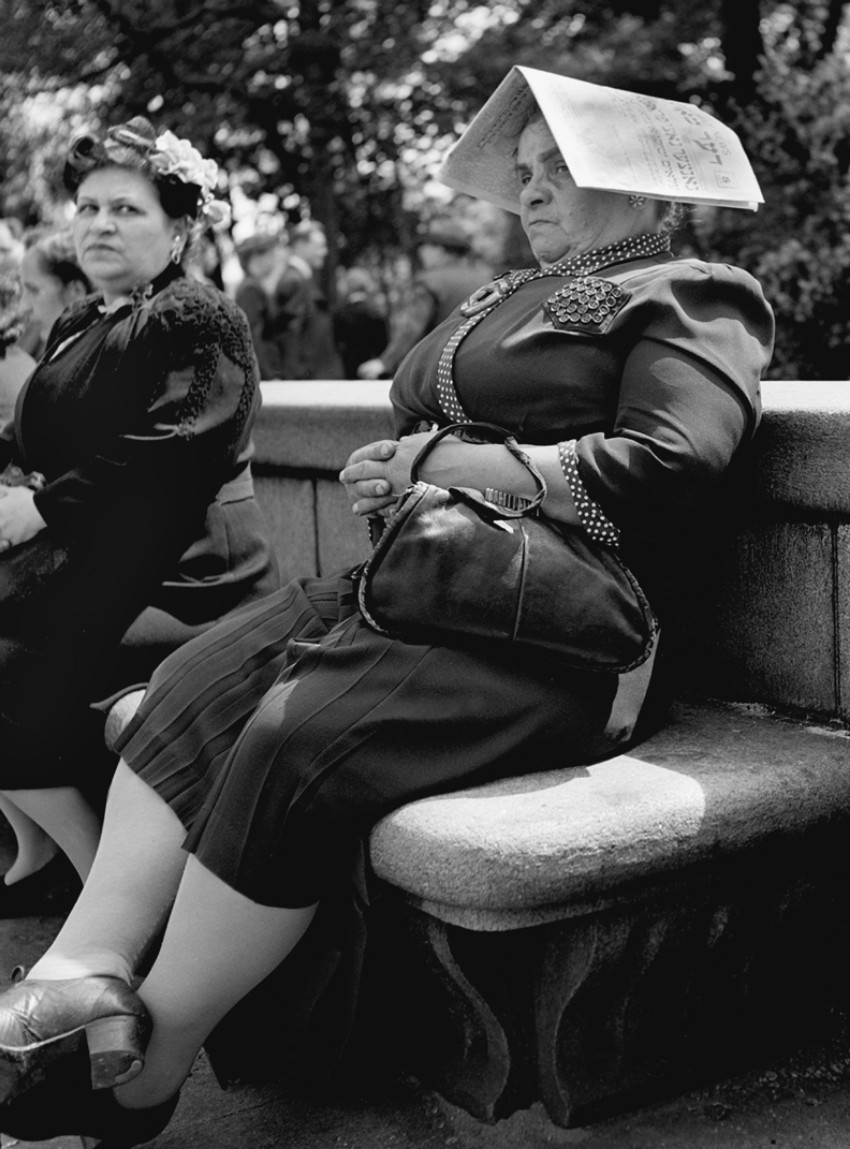 Газетная шляпа, Нью-Йорк, 1946. Фотограф Фред Стайн