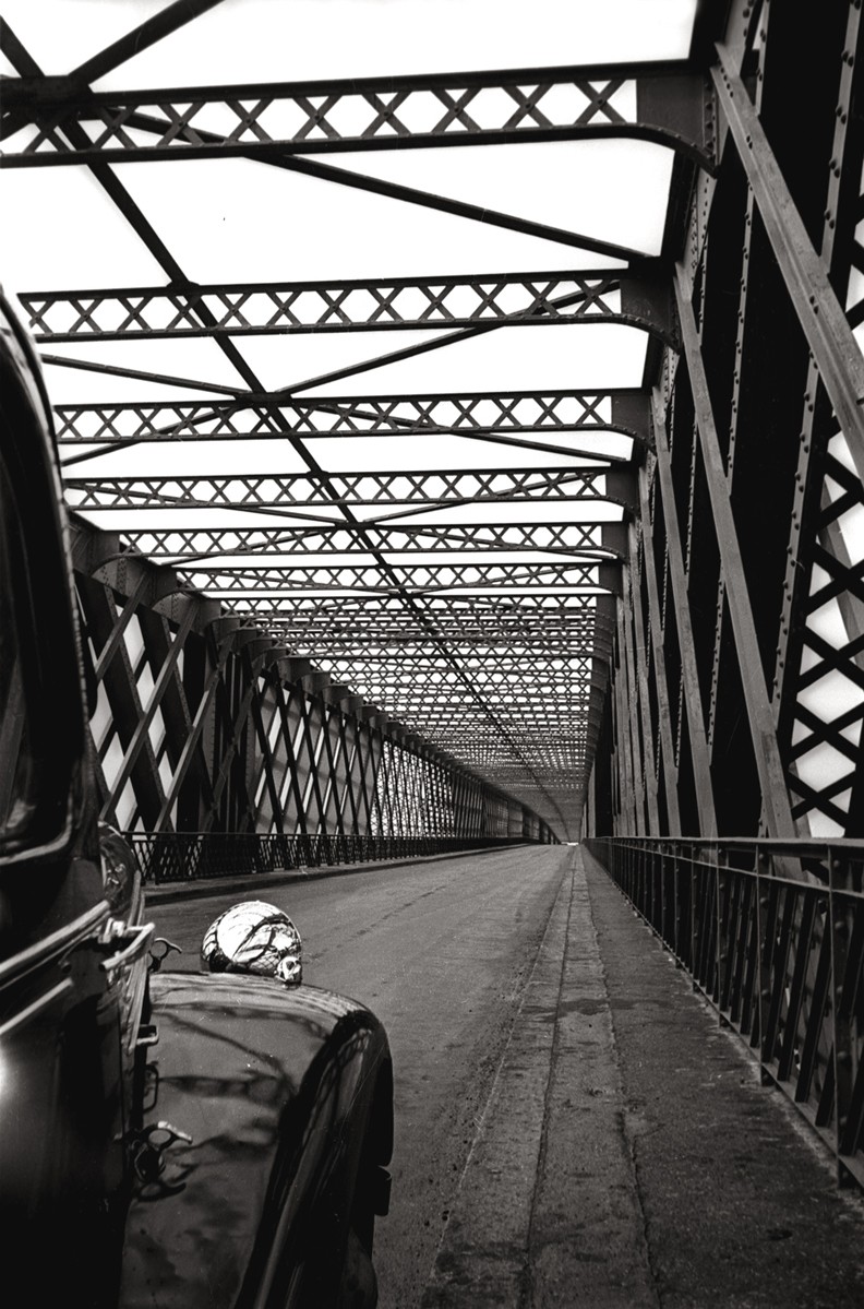 Автомобиль на мосту, Париж, 1938. Фотограф Фред Стайн