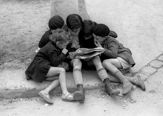 Дети читают газету, Париж, 1936. Фотограф Фред Стайн
