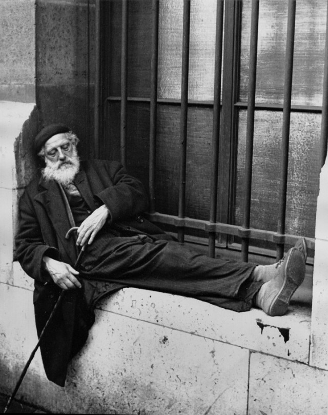 Старик с тростью, Париж, 1936. Фотограф Фред Стайн