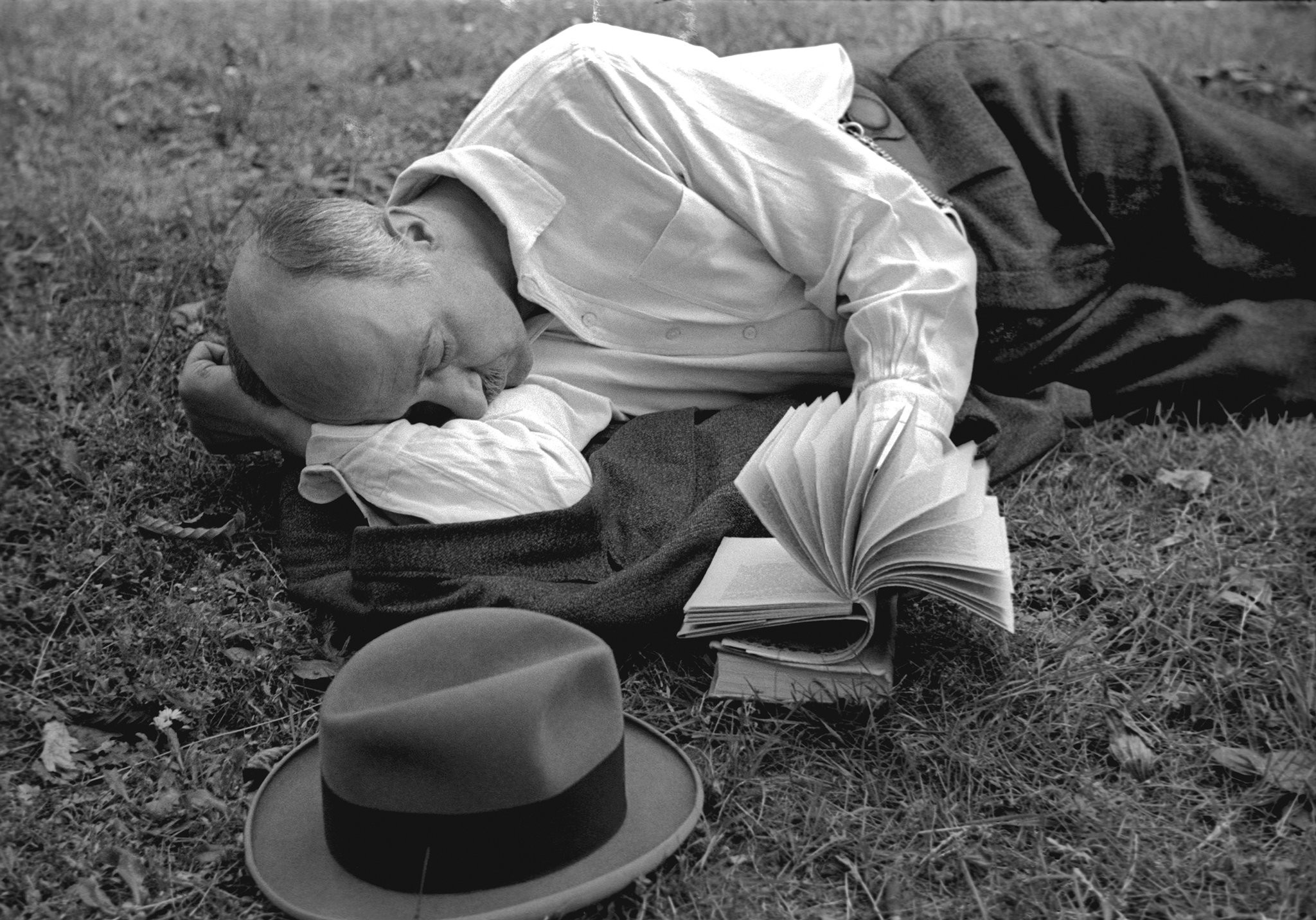 Чтение в траве, Париж, 1936. Фотограф Фред Стайн