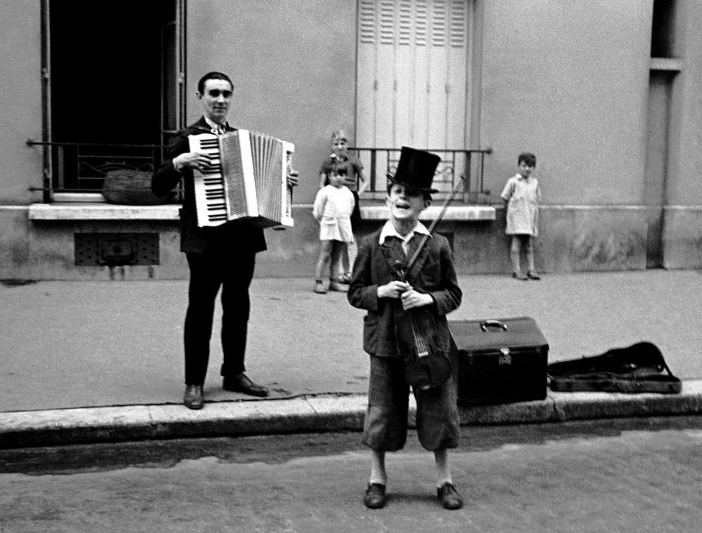 Мальчик со скрипкой, Париж, 1935. Фотограф Фред Стайн