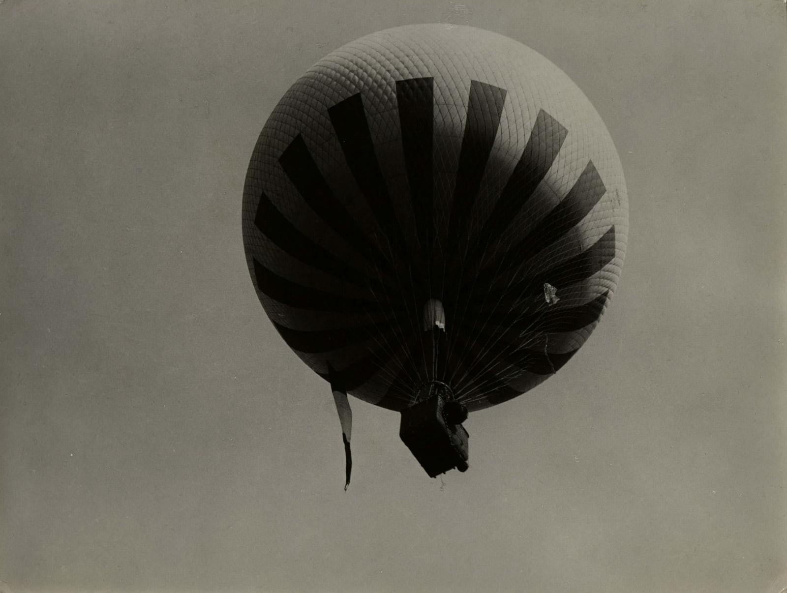 Воздушный шар, летящий над окраинами Парижа, 1929. Фотограф Билл Брандт