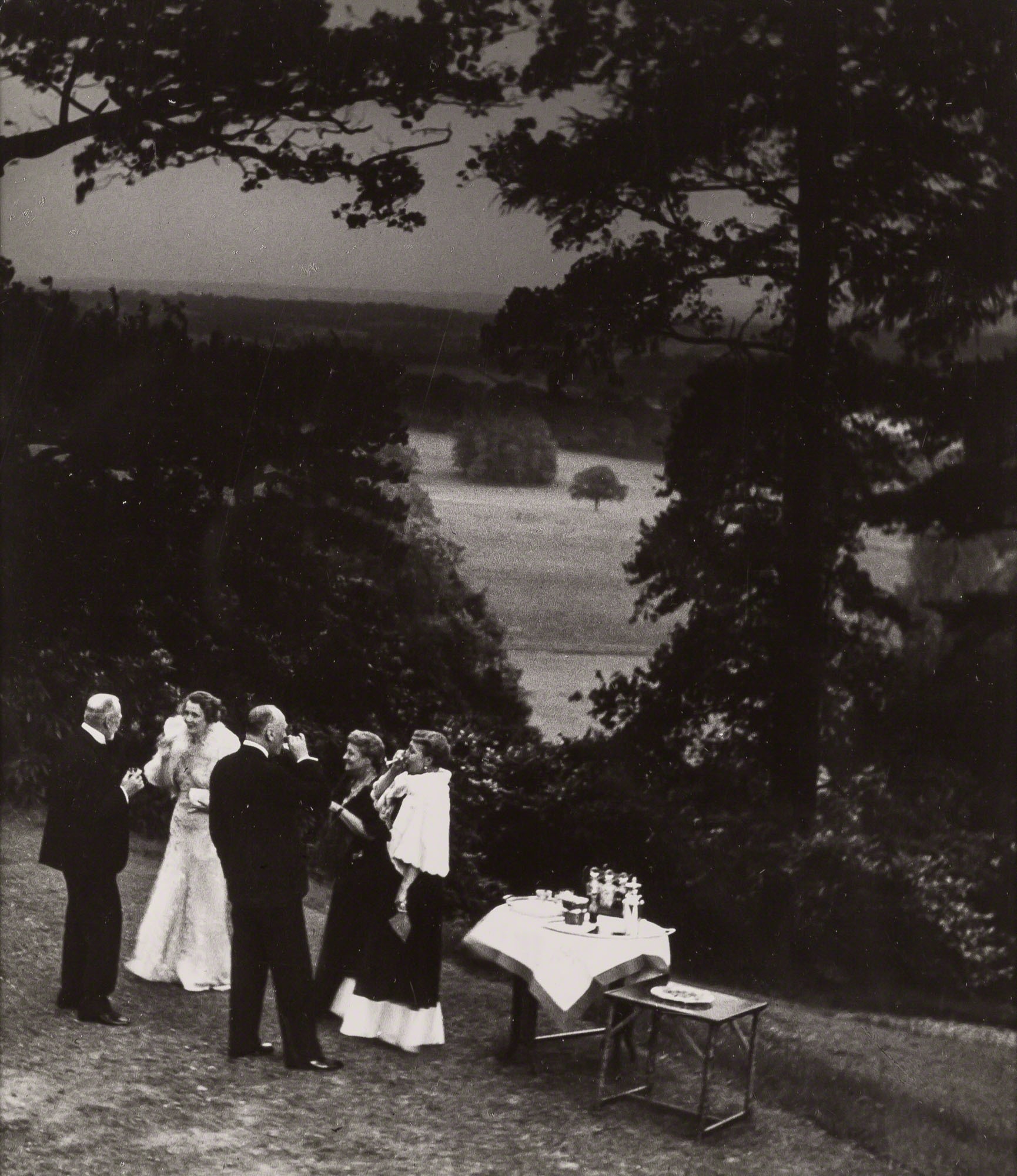 Коктейли в саду Суррея перед ужином, 1936. Фотограф Билл Брандт