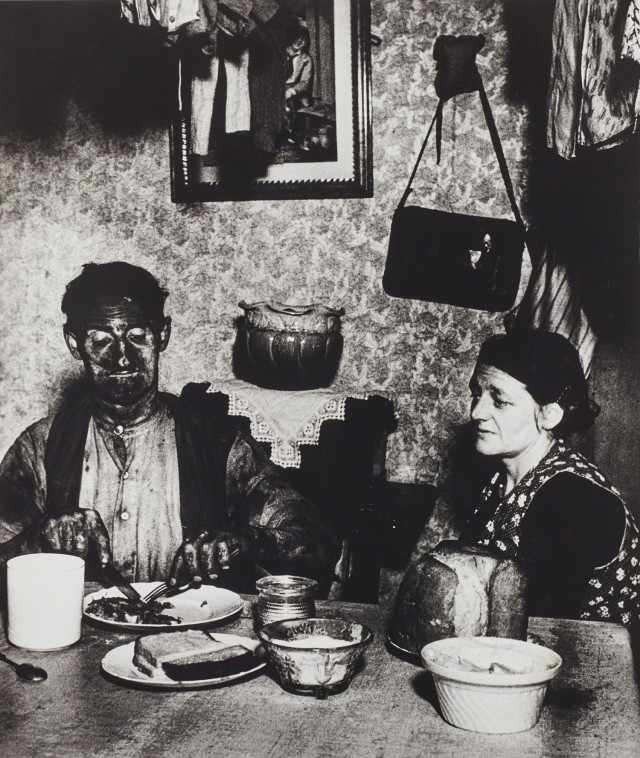 Нортумбрийский шахтер за ужином, 1937. Фотограф Билл Брандт
