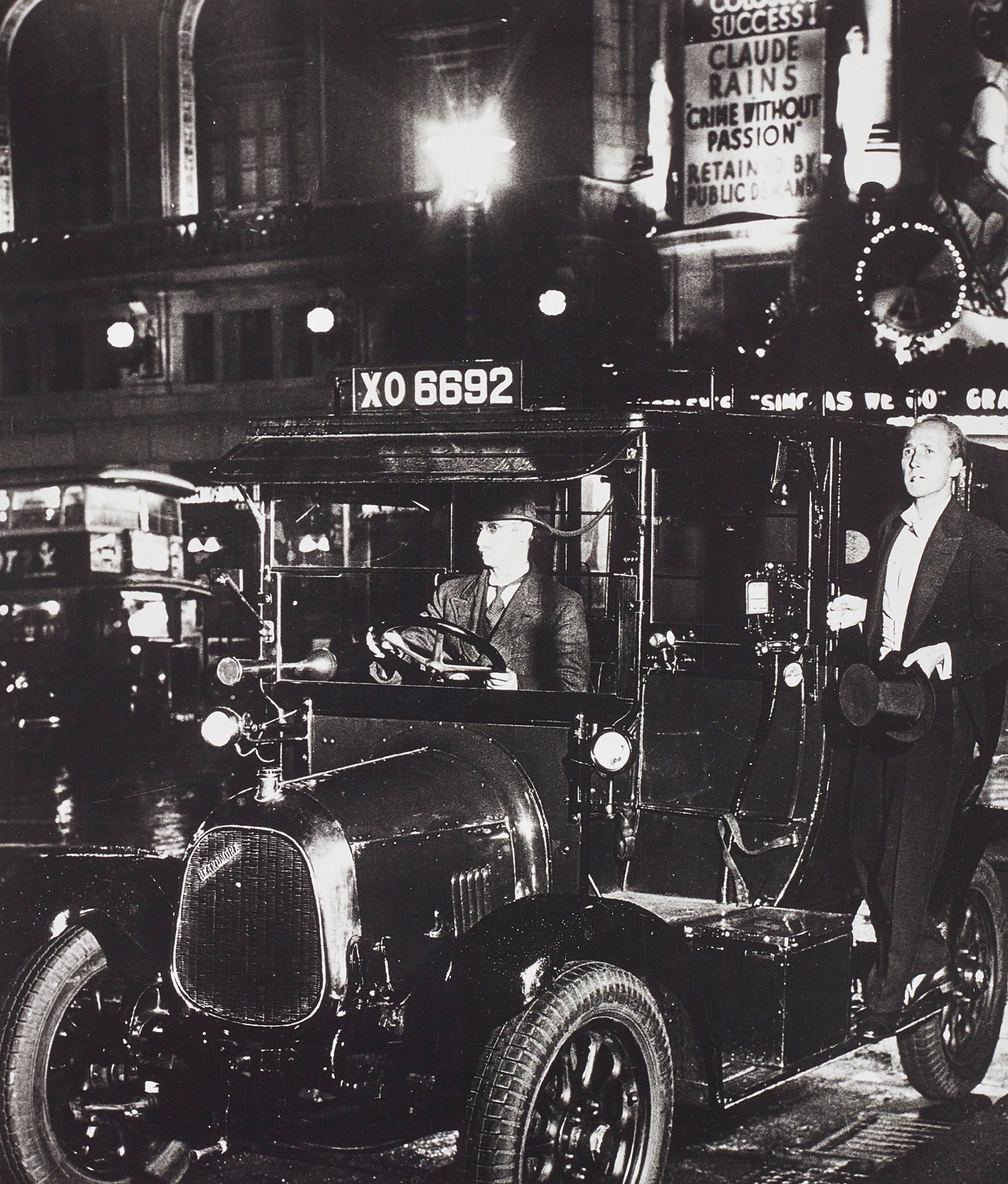 После театра, такси на Лоуэр-Риджент-стрит, 1934. Фотограф Билл Брандт