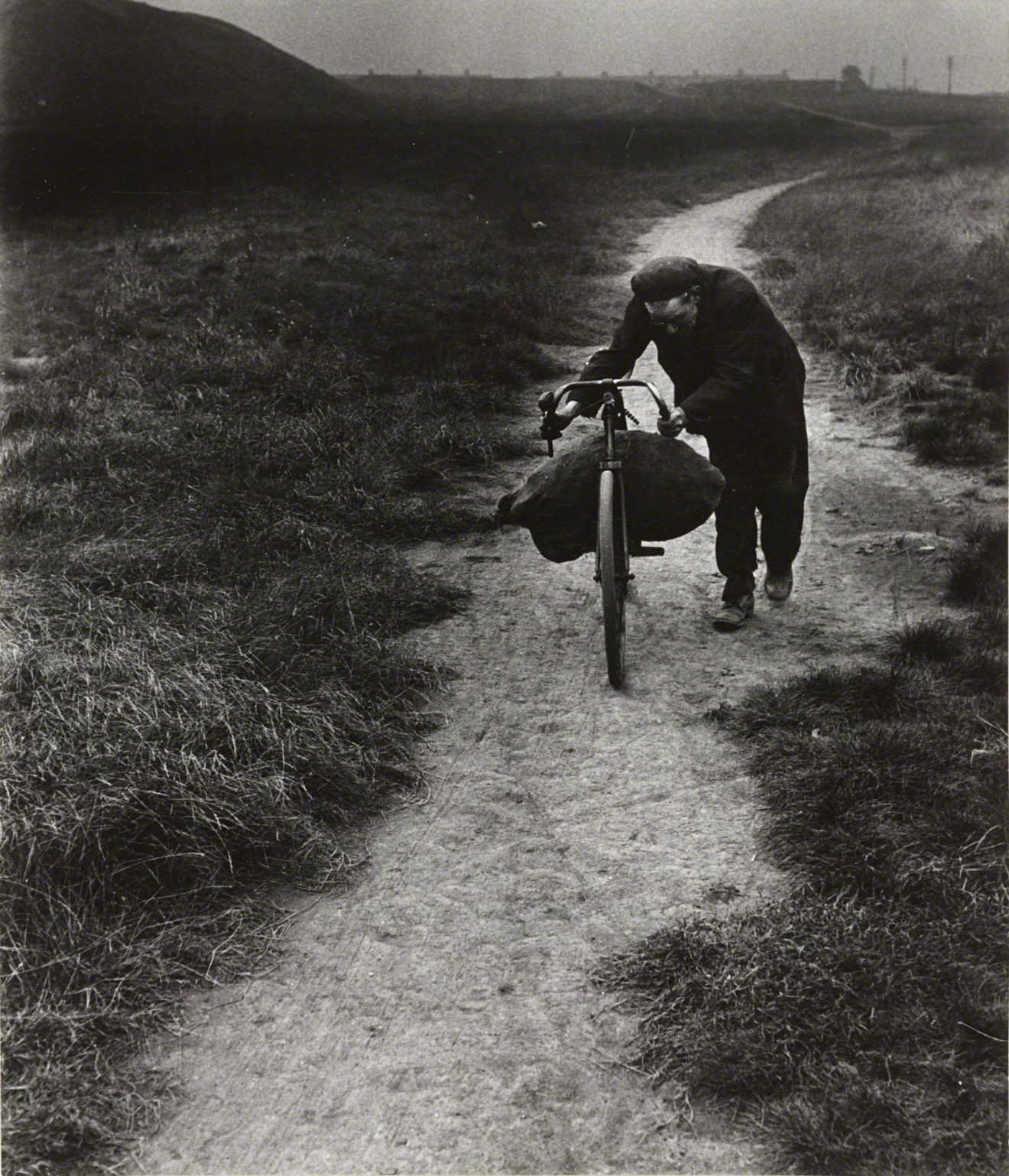 Угольщик возвращается домой в Джарроу, 1937. Фотограф Билл Брандт