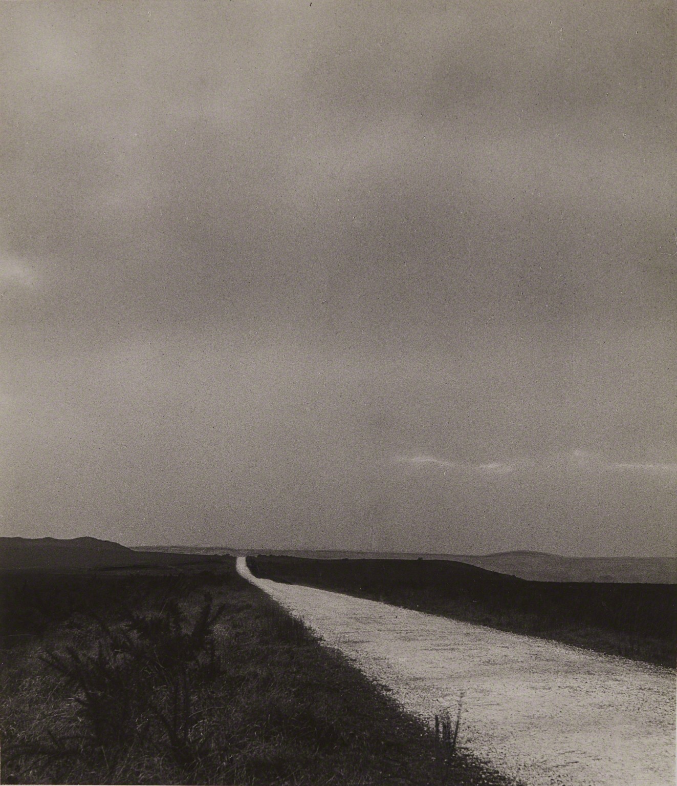 Уэссекс Харди, Белое шоссе в Эгдон-Хит, около 1946. Фотограф Билл Брандт