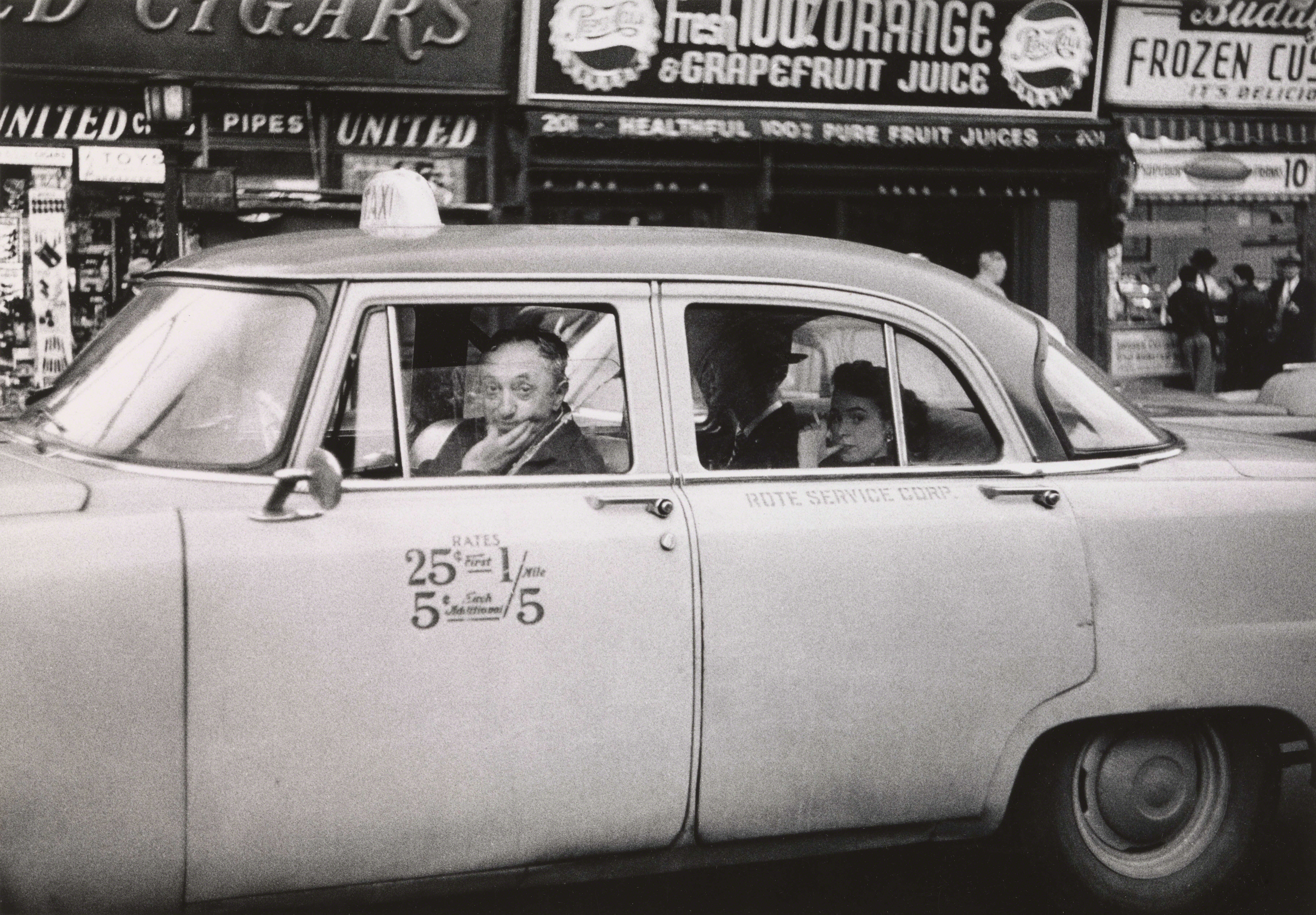 Водитель такси с двумя пассажирами за рулем, Нью-Йорк, 1956. Фотограф Диана Арбус