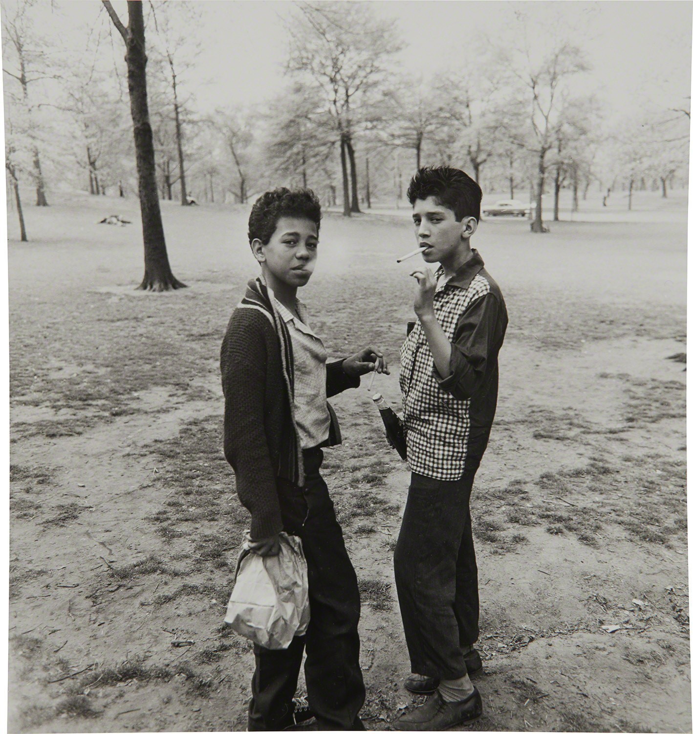 Два мальчика курят в Центральном парке, Нью-Йорк, 1963. Фотограф Диана Арбус