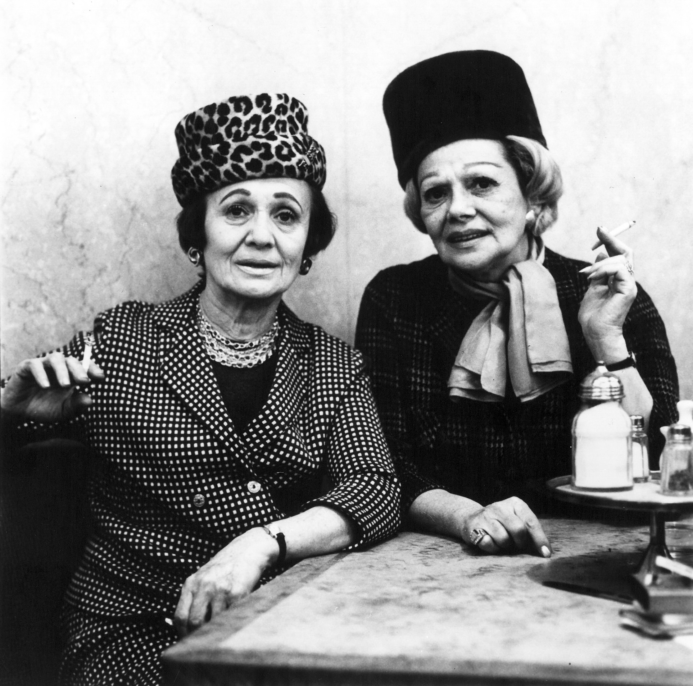 Две дамы у автомата, Нью-Йорк, 1966. Фотограф Диана Арбус