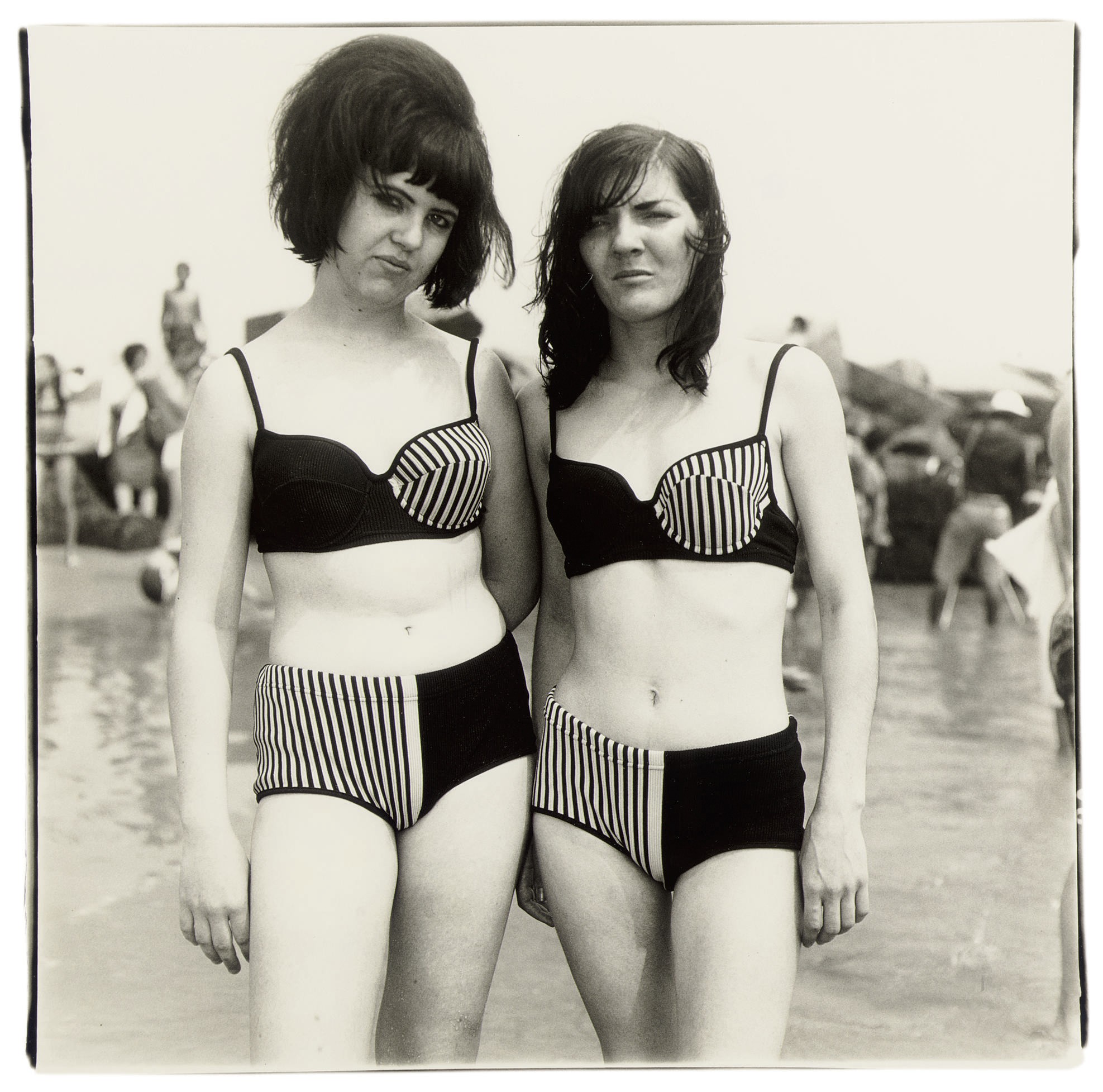 Две девушки в одинаковых купальных костюмах, Кони-Айленд, Нью-Йорк, 1971. Фотограф Диана Арбус
