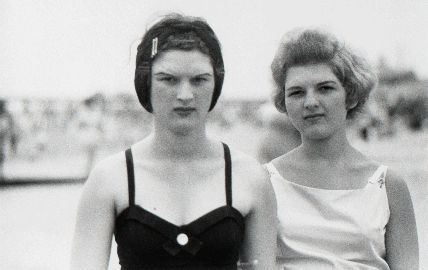 Две девушки на пляже, Кони-Айленд, Нью-Йорк, 1958. Фотограф Диана Арбус