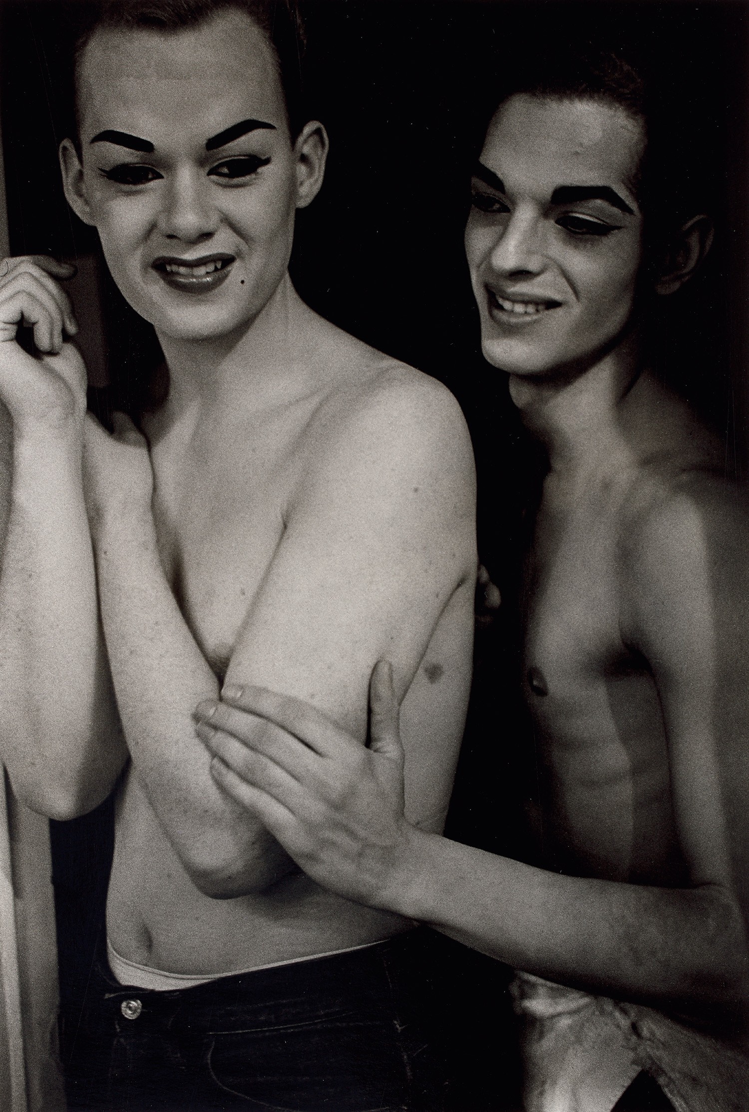 Две женщины-имитаторы за кулисами, Нью-Йорк, 1961. Фотограф Диана Арбус