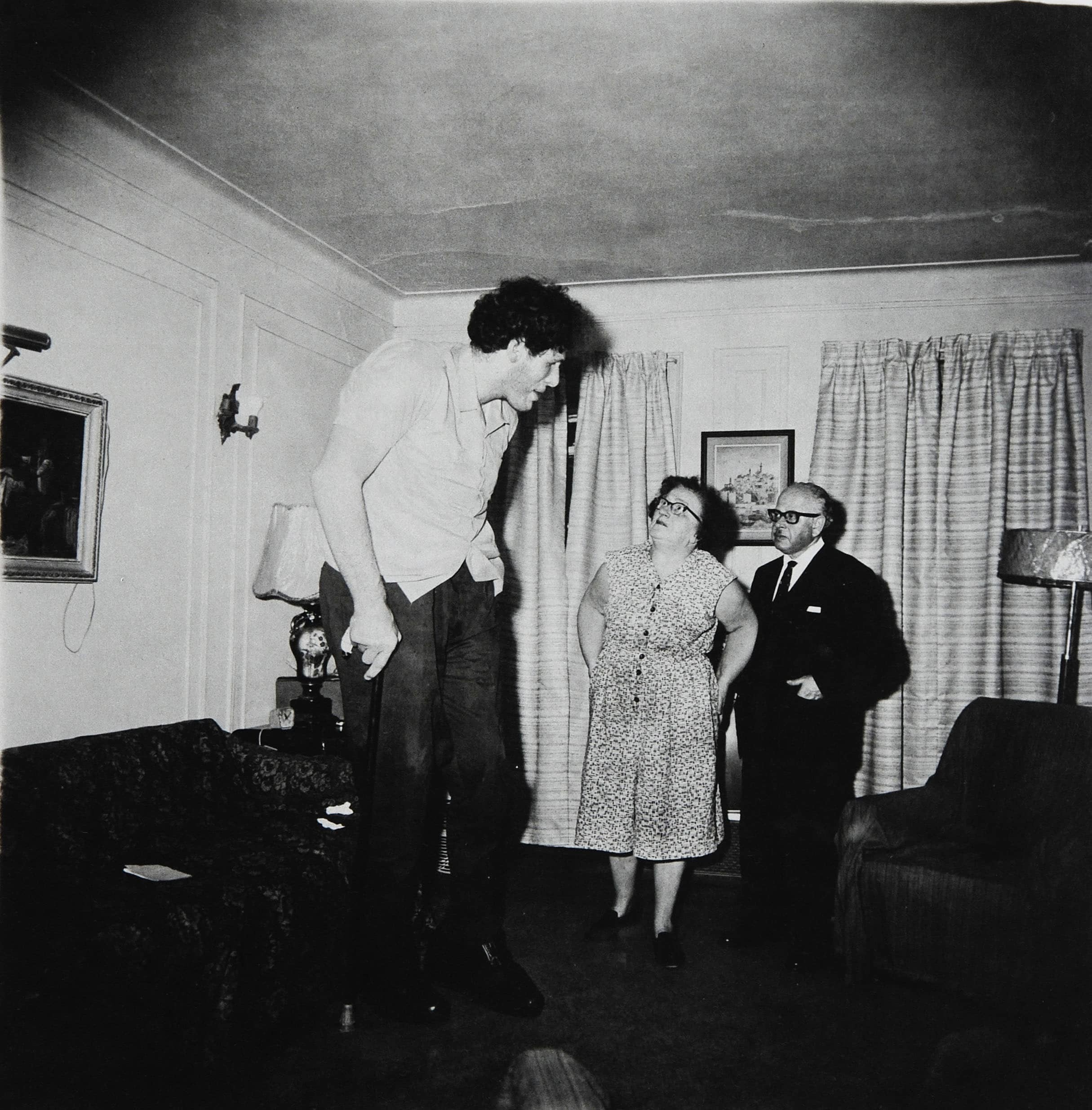 Еврей-гигант дома со своими родителями в Бронксе, Нью-Йорк, 1970. Фотограф Диана Арбус
