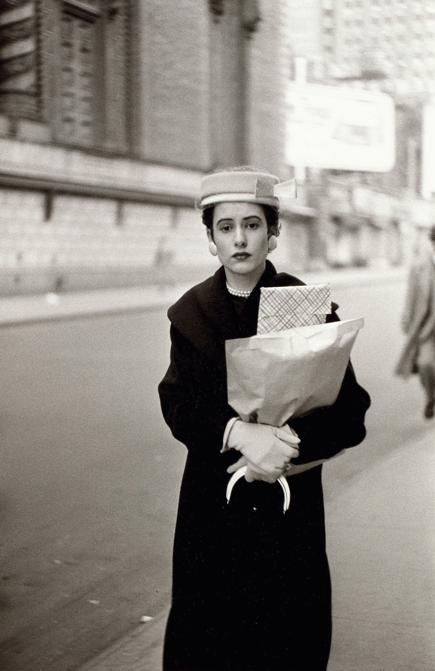 Женщина с посылками, Нью-Йорк, 1956