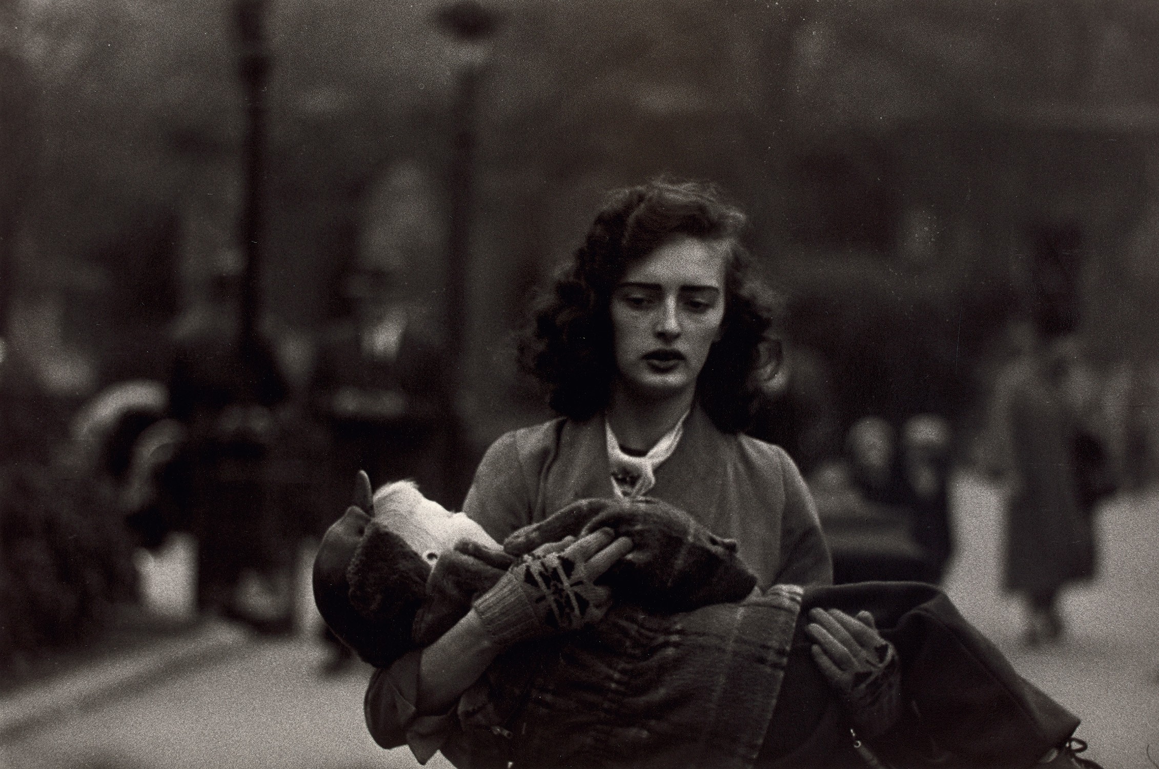 Женщина с ребенком на руках в Центральном парке, Нью-Йорк, 1956. Фотограф Диана Арбус