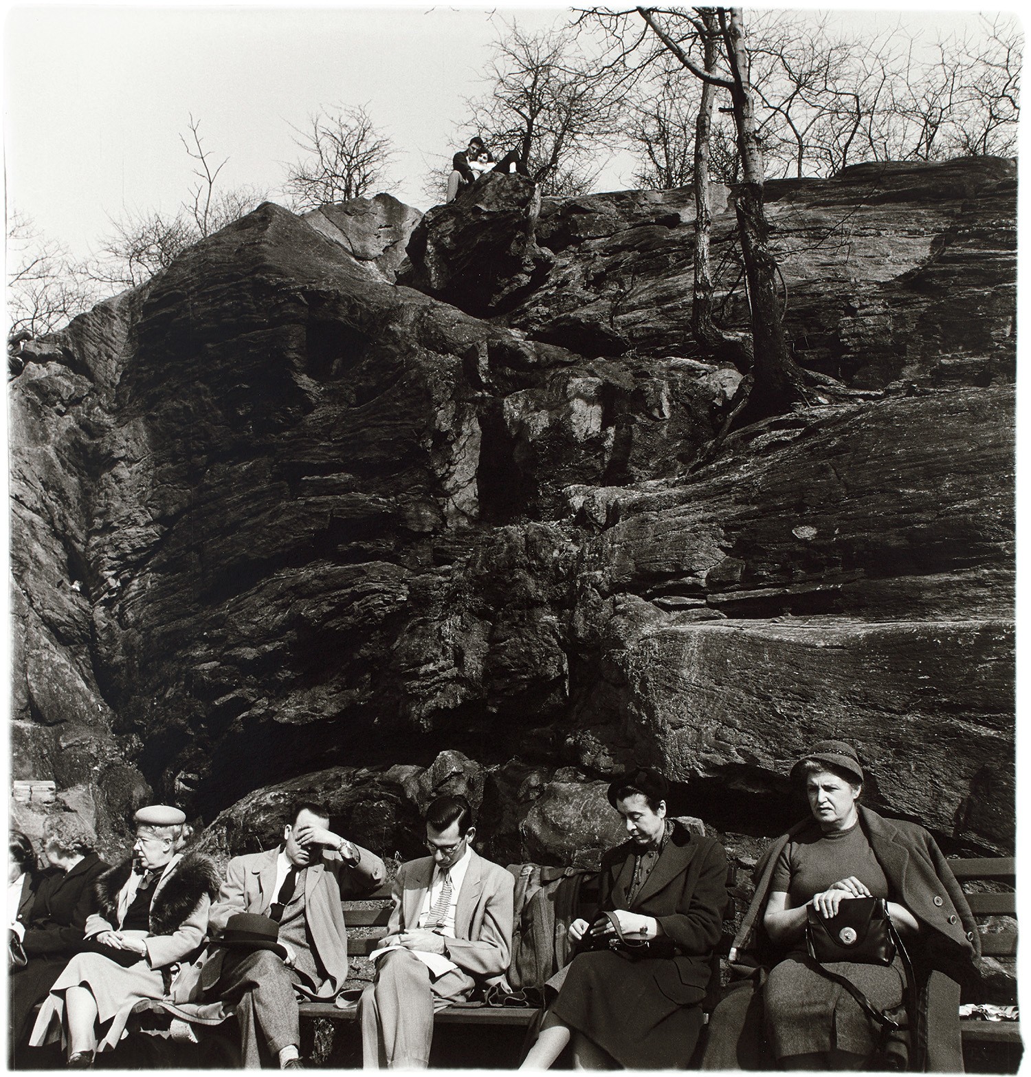 Люди на скамейке в парке, Нью-Йорк, 1956. Фотограф Диана Арбус