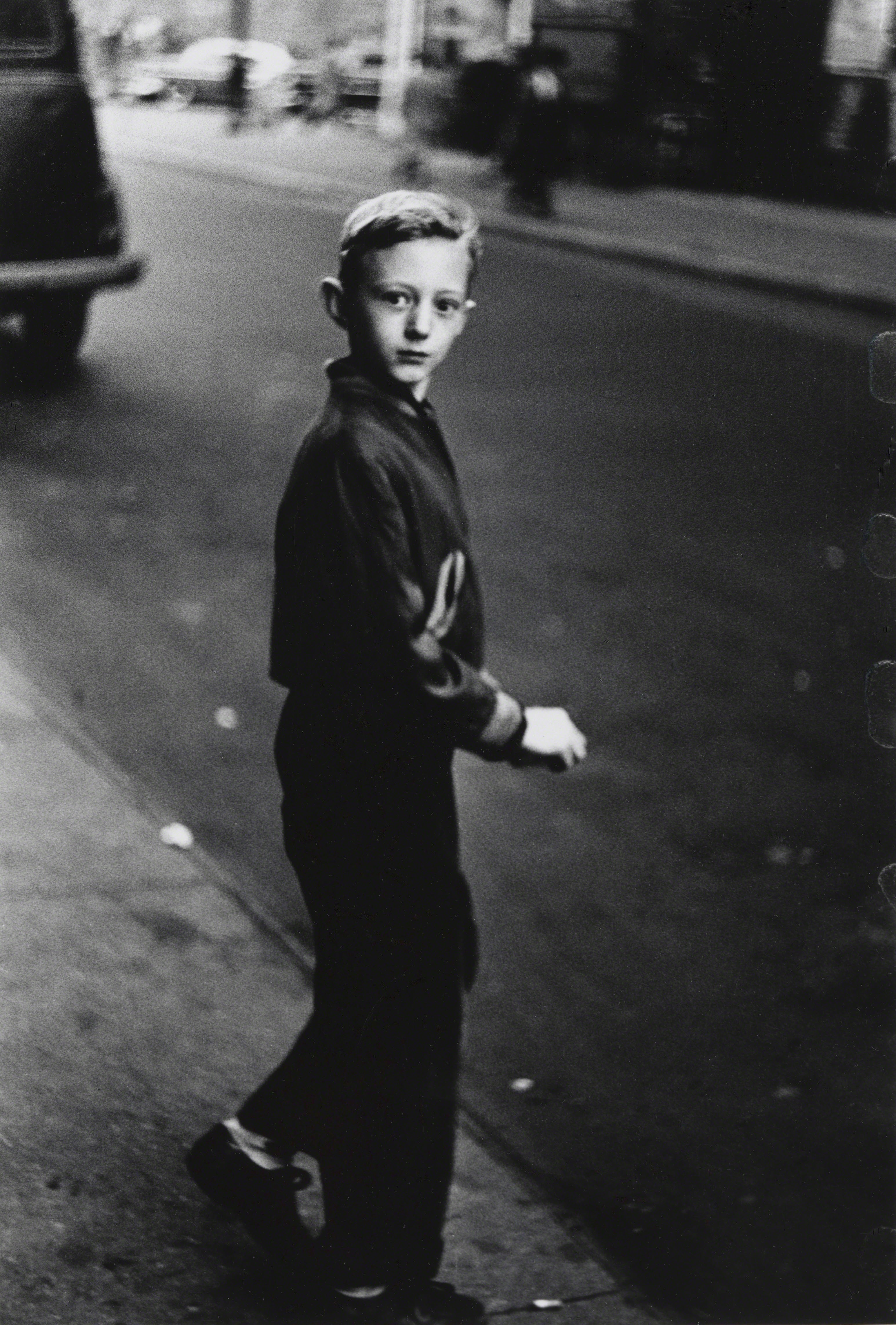 Мальчик выходит с тротуара, Нью-Йорк, 1957-1958. Фотограф Диана Арбус