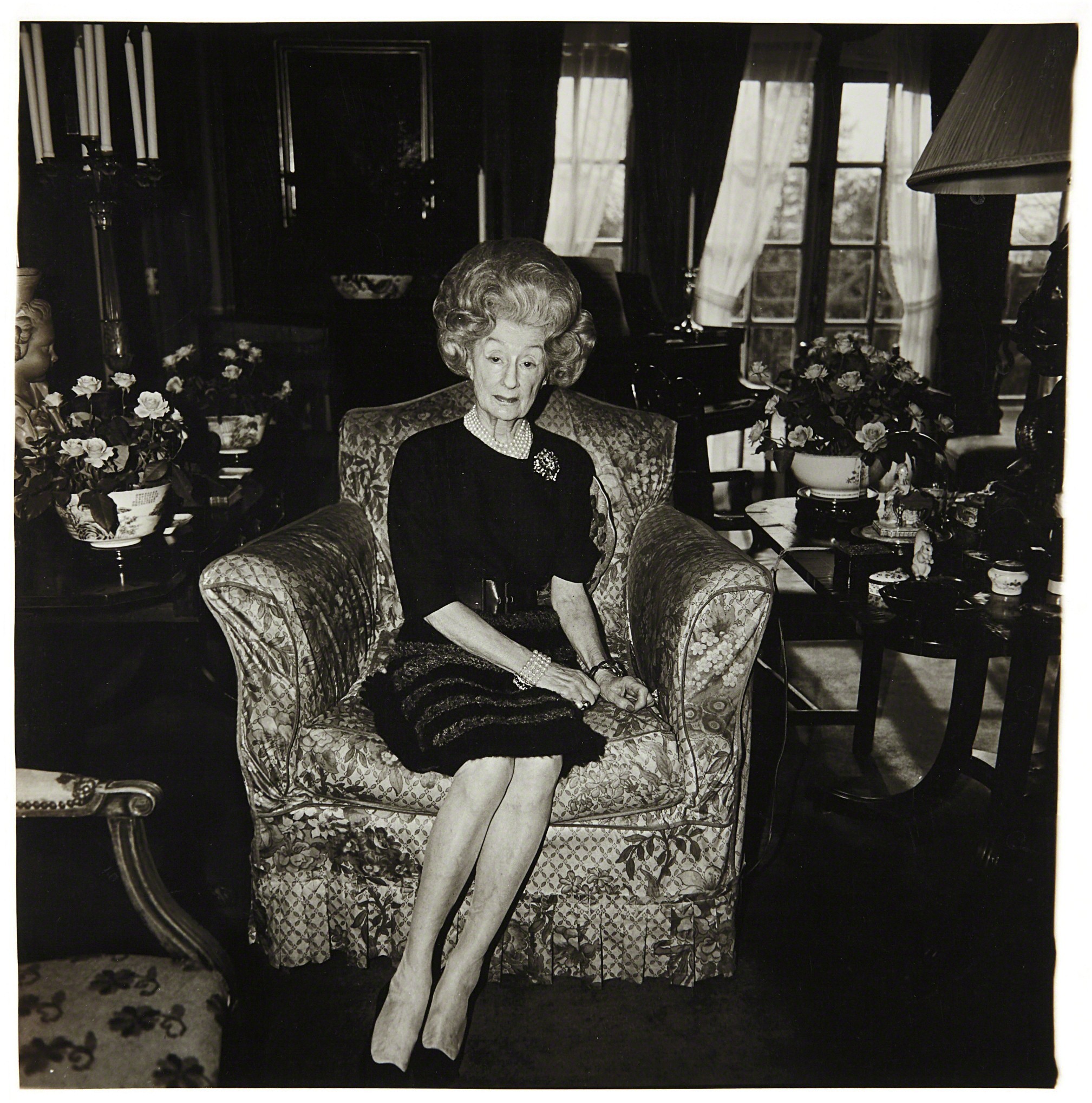 Миссис Т. Чарльтон Генри на цветочном кресле, Филадельфия, Пенсильвания, 1965. Фотограф Диана Арбус