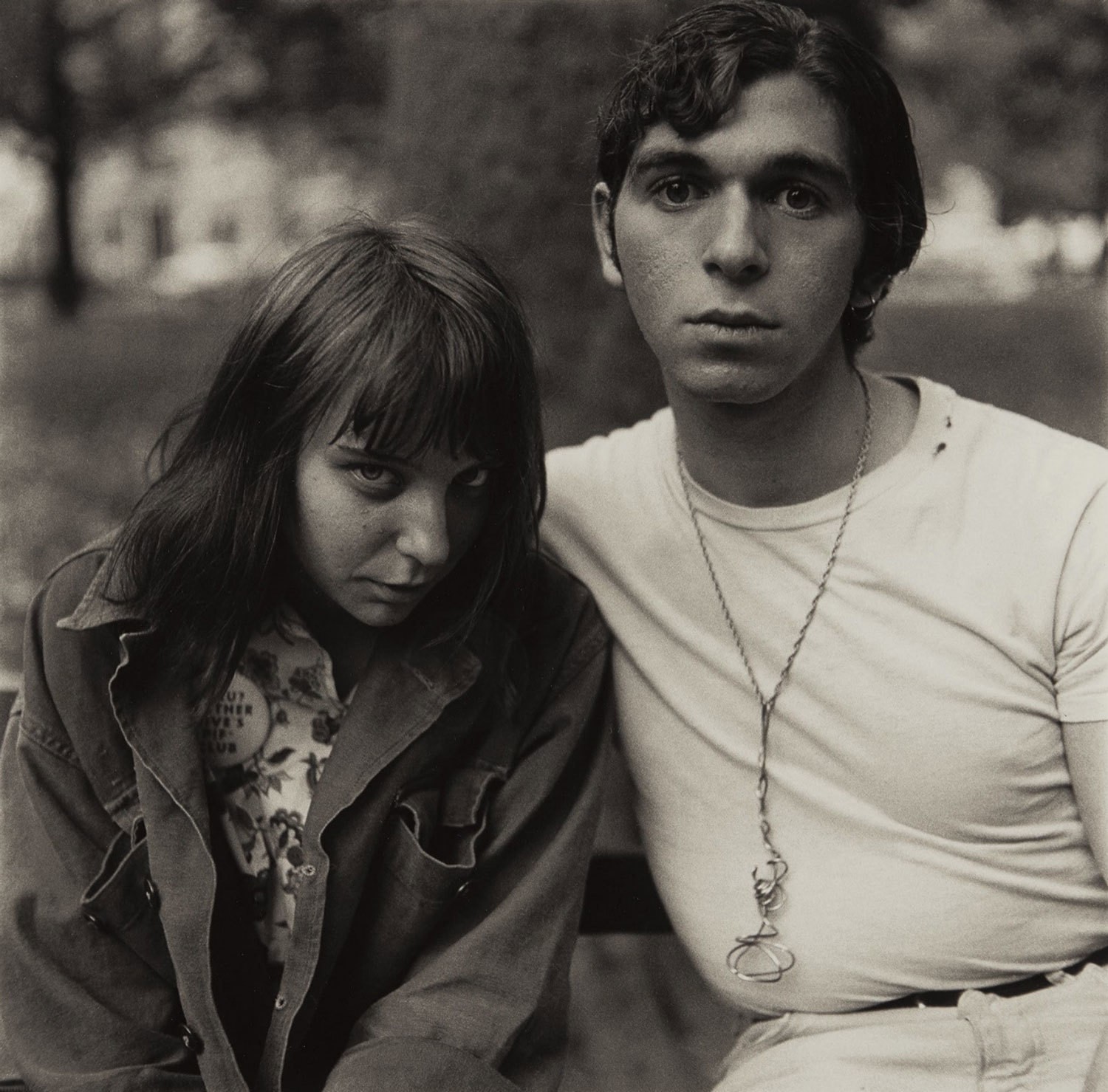 Молодая пара в парке Вашингтон-сквер, Нью-Йорк, 1965. Фотограф Диана Арбус