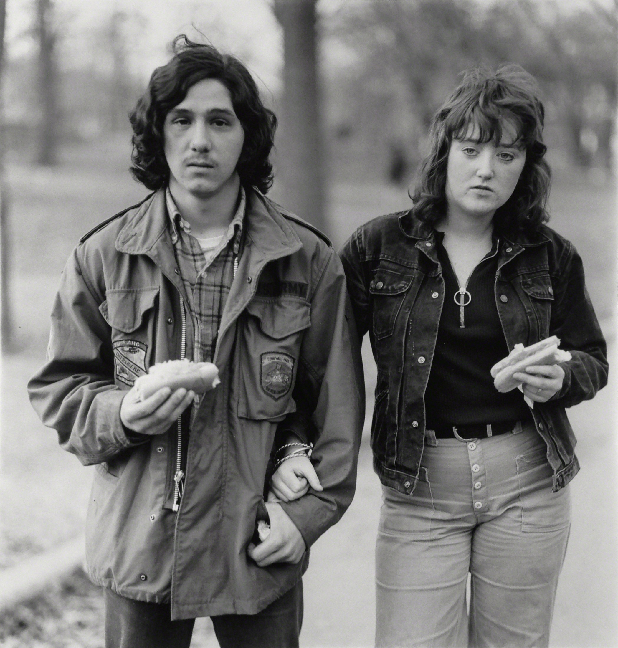 Молодой человек и его девушка с хот-догами в парке, Нью-Йорк, 1971