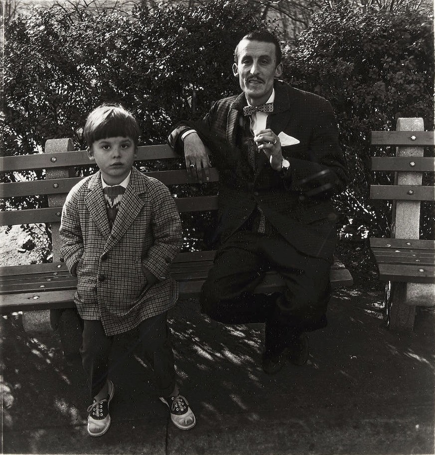 Мужчина и мальчик на скамейке в Центральном парке, Нью-Йорк, 1962. Фотограф Диана Арбус