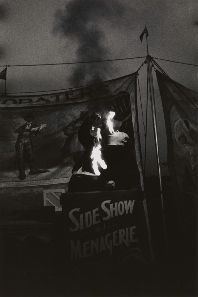 Пожиратель огня на карнавале, Парк Палисейдс, Нью-Джерси, 1957. Фотограф Диана Арбус