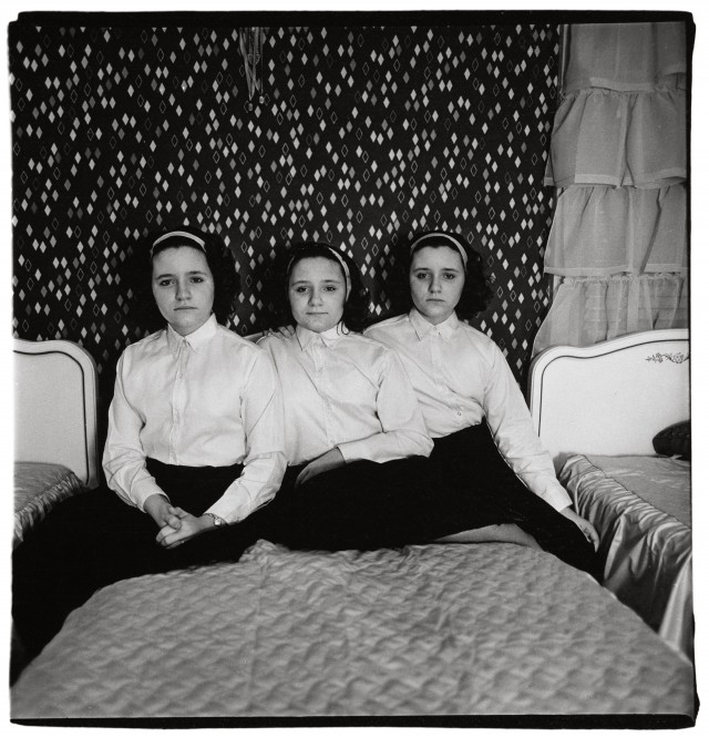 Тройняшки в спальне, Нью-Джерси, 1963. Фотограф Диана Арбус