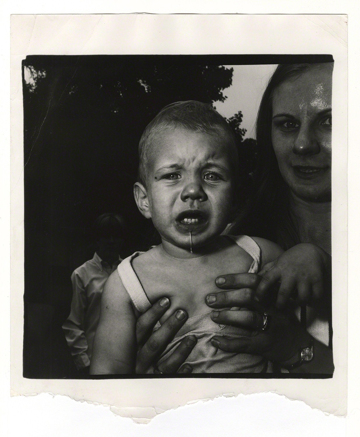 Мама держит плачущего ребенка, Нью-Джерси, 1967. Фотограф Диана Арбус