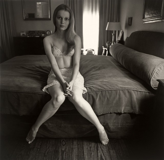 Миа Вильерс-Фэрроу на кровати, 1964. Фотограф Диана Арбус