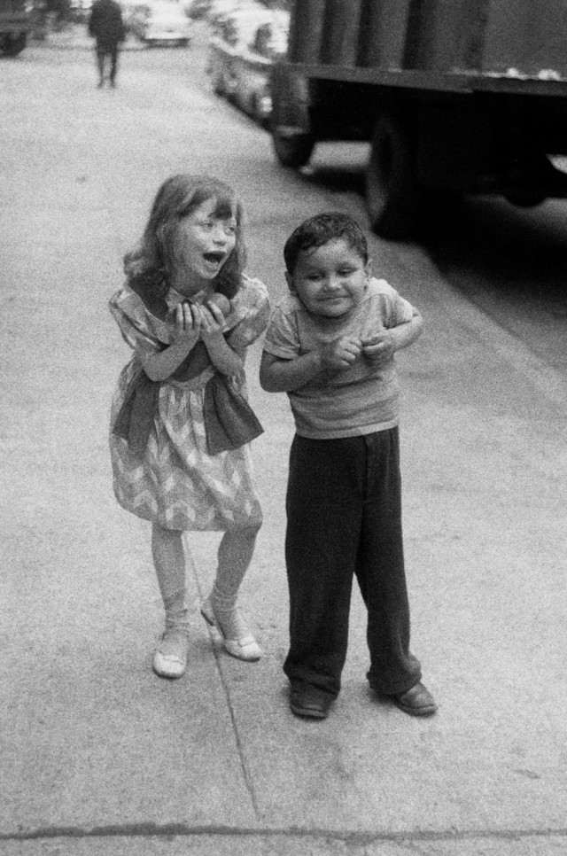Ребенок дразнит другого, Нью-Йорк, 1960. Фотограф Диана Арбус