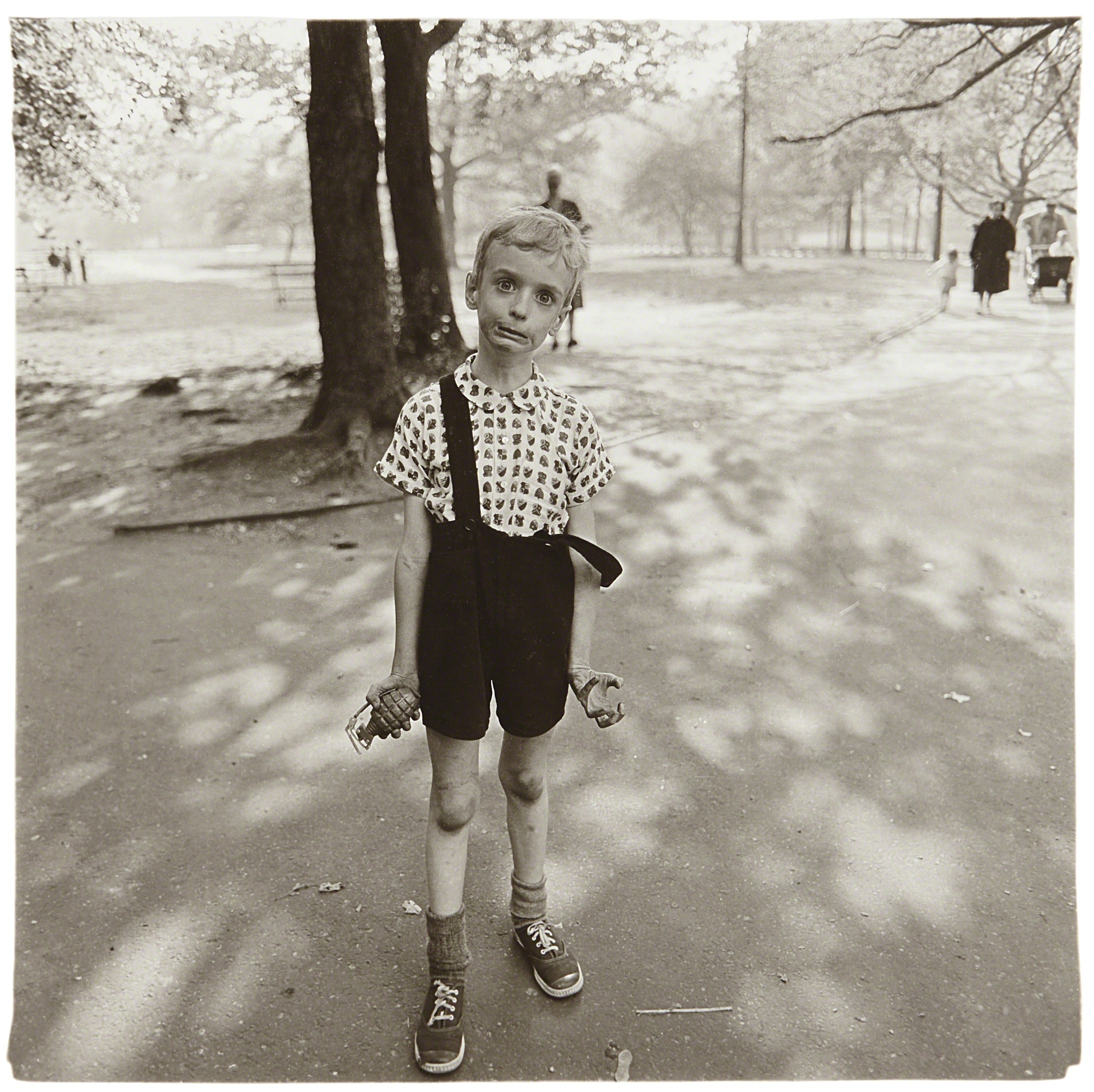 Ребенок с игрушечной гранатой в Центральном парке, Нью-Йорк, 1962. Фотограф Диана Арбус