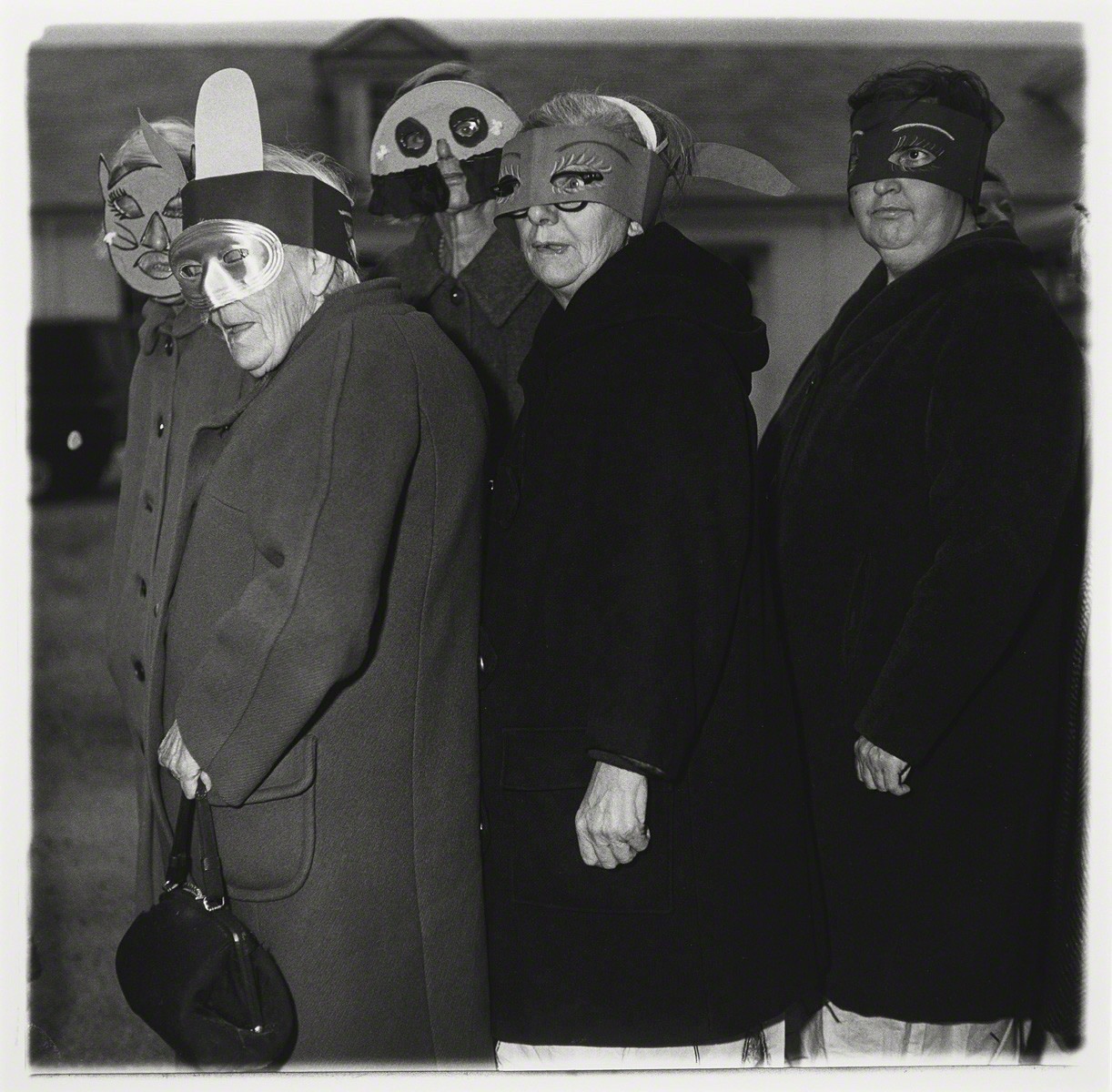 Без названия (пять женщин в масках), 1970-1971. Фотограф Диана Арбус