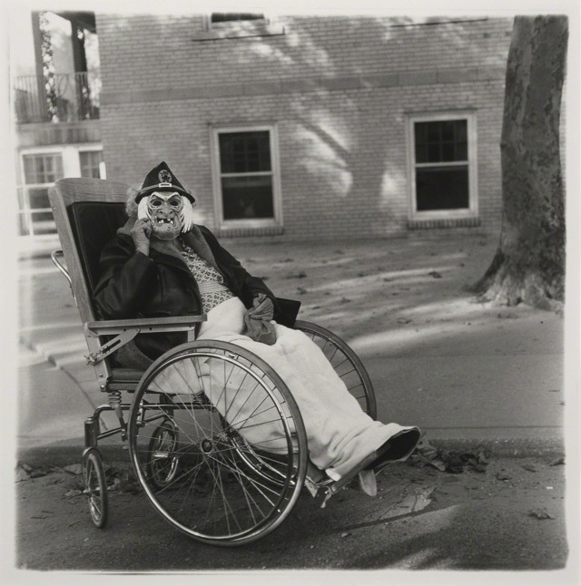 Женщина в маске в инвалидной коляске, Пенсильвания, 1970. Фотограф Диана Арбус