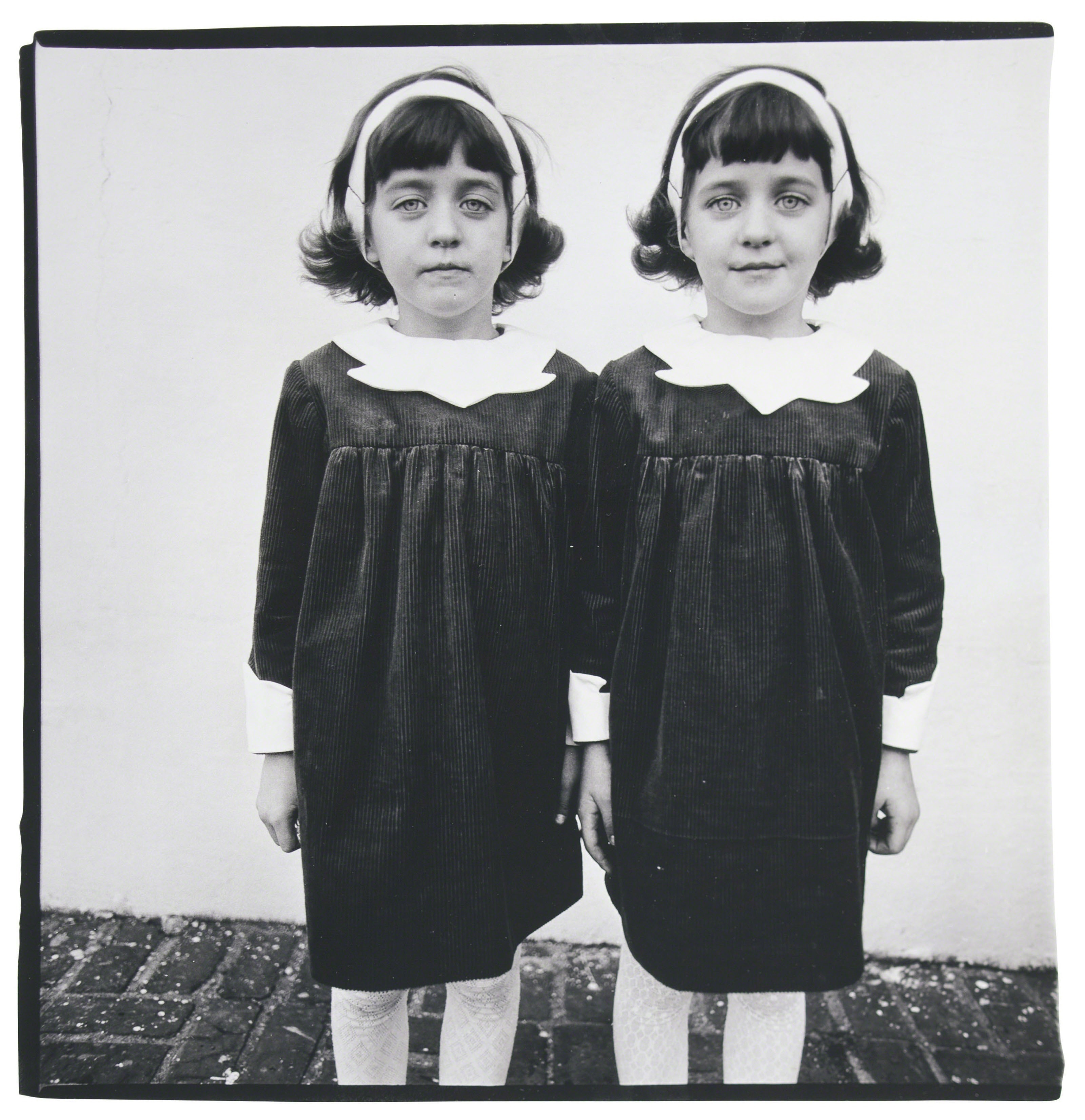 Однояйцевые близнецы, Розель, Нью-Джерси, 1966. Фотограф Диана Арбус