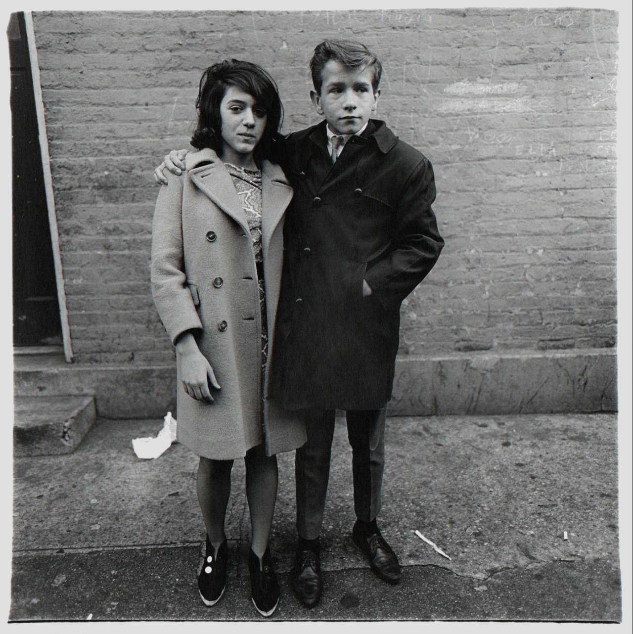 Подростковая пара на Гудзон-стрит, Нью-Йорк, 1963. Фотограф Диана Арбус
