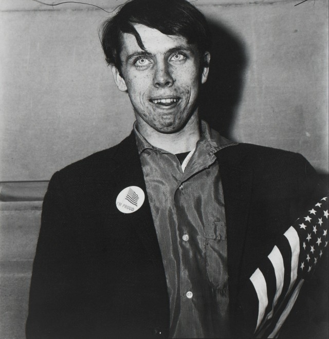 Юноша-патриот с флагом, Нью-Йорк, 1967. Фотограф Диана Арбус