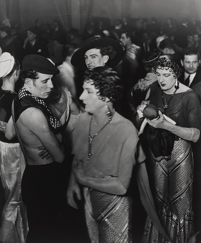 The Magic-City Drag Ball, улица Коньяк, 1932. Фотограф Брассаи