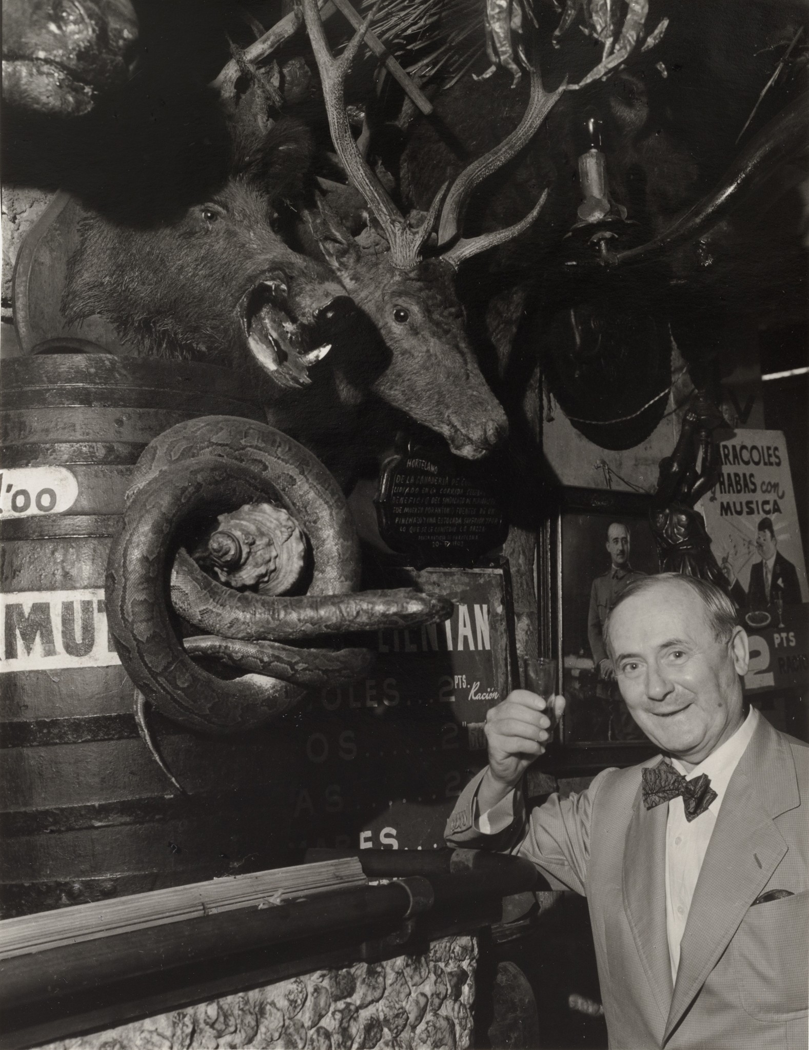 В баре в Баррио Чино Миро выпивает бокал хереса, 1955. Фотограф Брассаи
