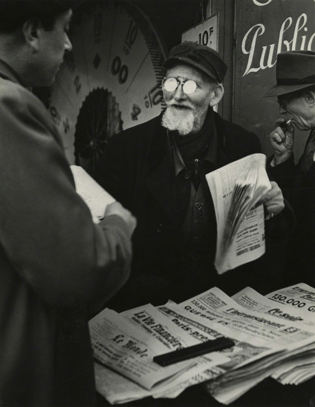 Газетчик, 1948. Фотограф Брассаи