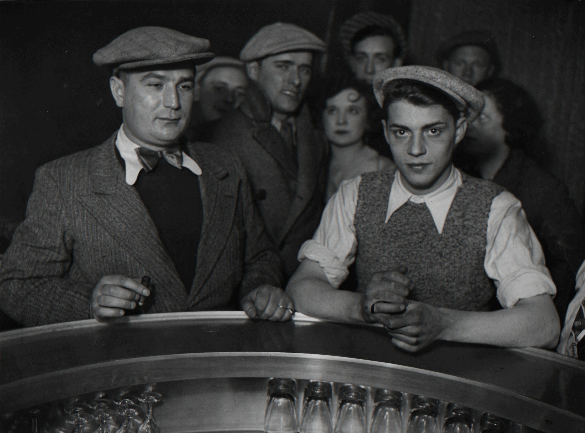 Группа мужчин в бистро, 1932. Фотограф Брассаи