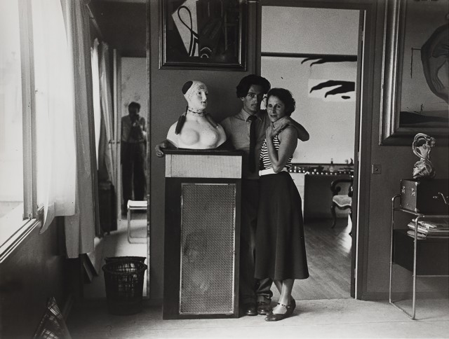 Дали и Гала в своей парижской студии, Четырнадцатый округ, Париж, около 1932-1933. Фотограф Брассаи