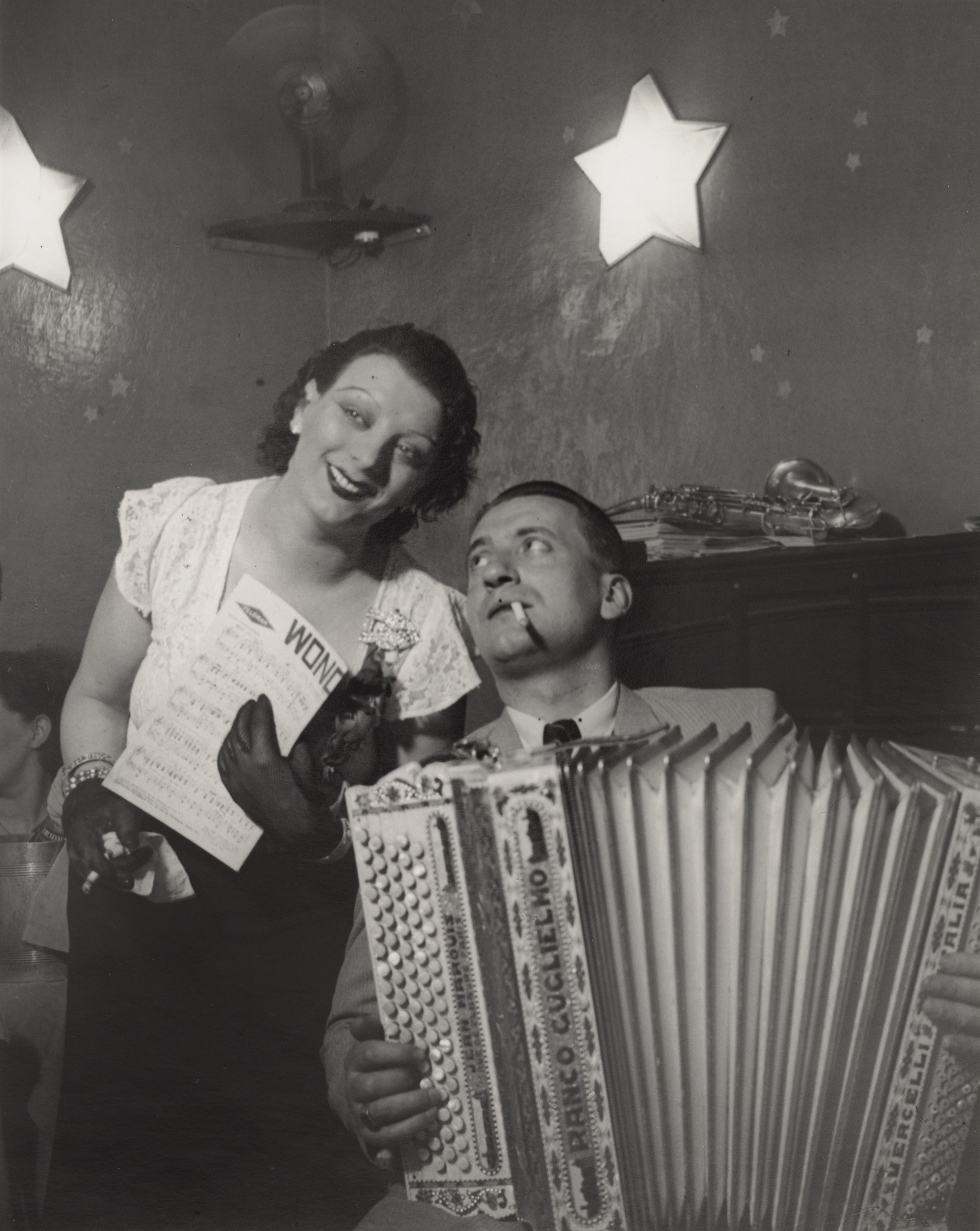 Кики со своим аккордеонистом в Cabaret des Fleurs, Монпарнас, около 1932. Фотограф Брассаи