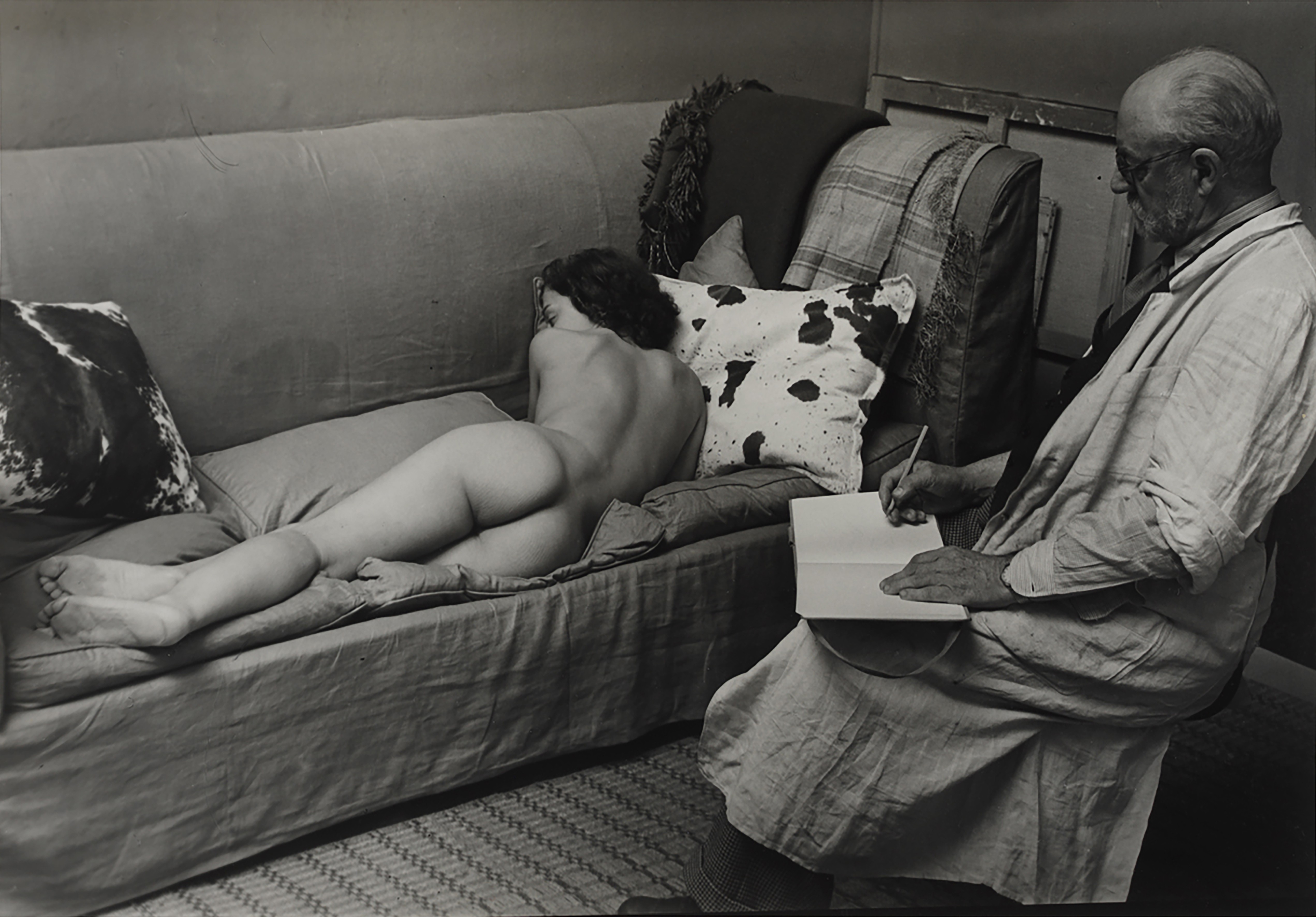 Матисс рисует лежащую модель, Париж, 1939. Фотограф Брассаи