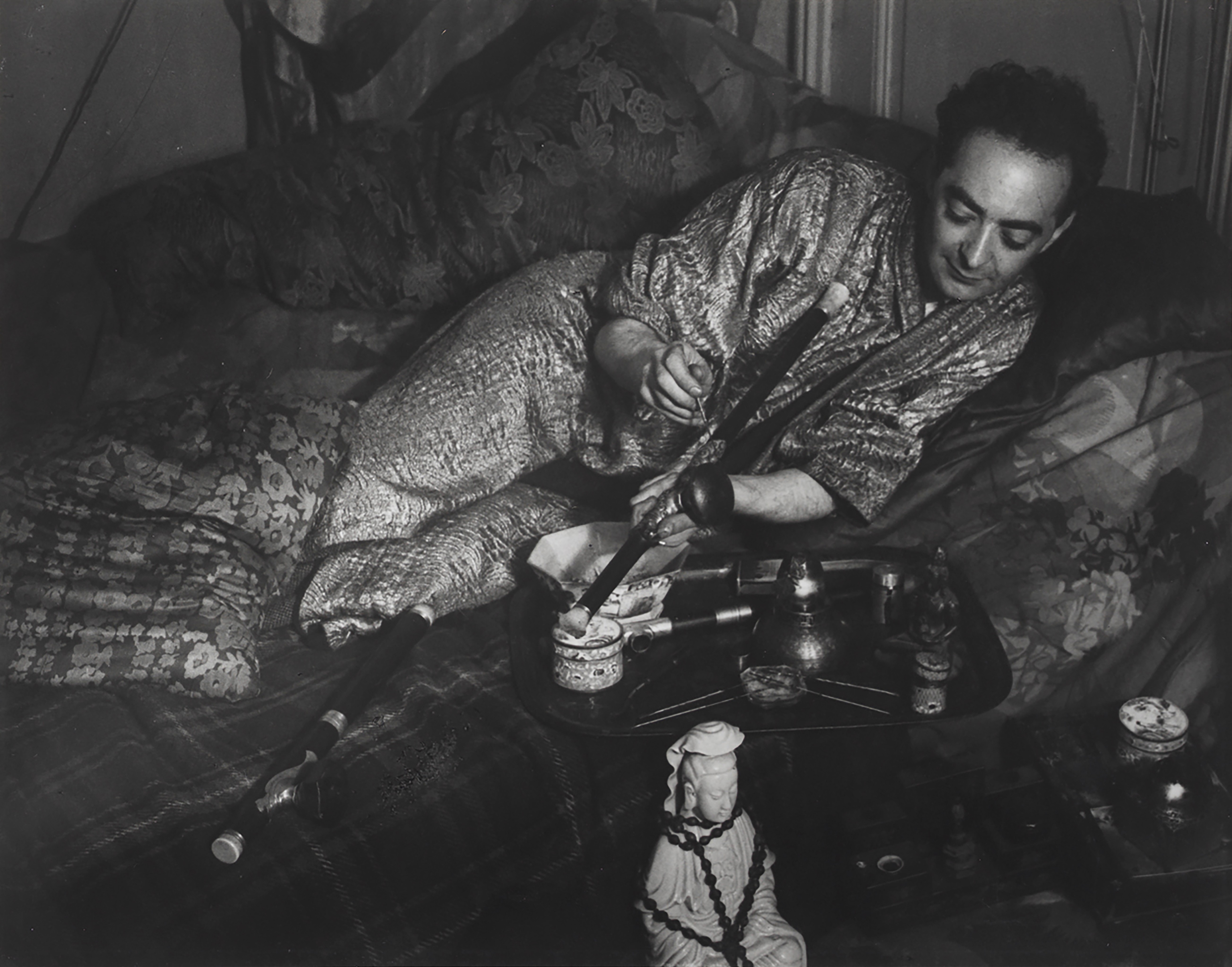 Мистер Б. в кимоно с золотой парчой, 1931. Фотограф Брассаи