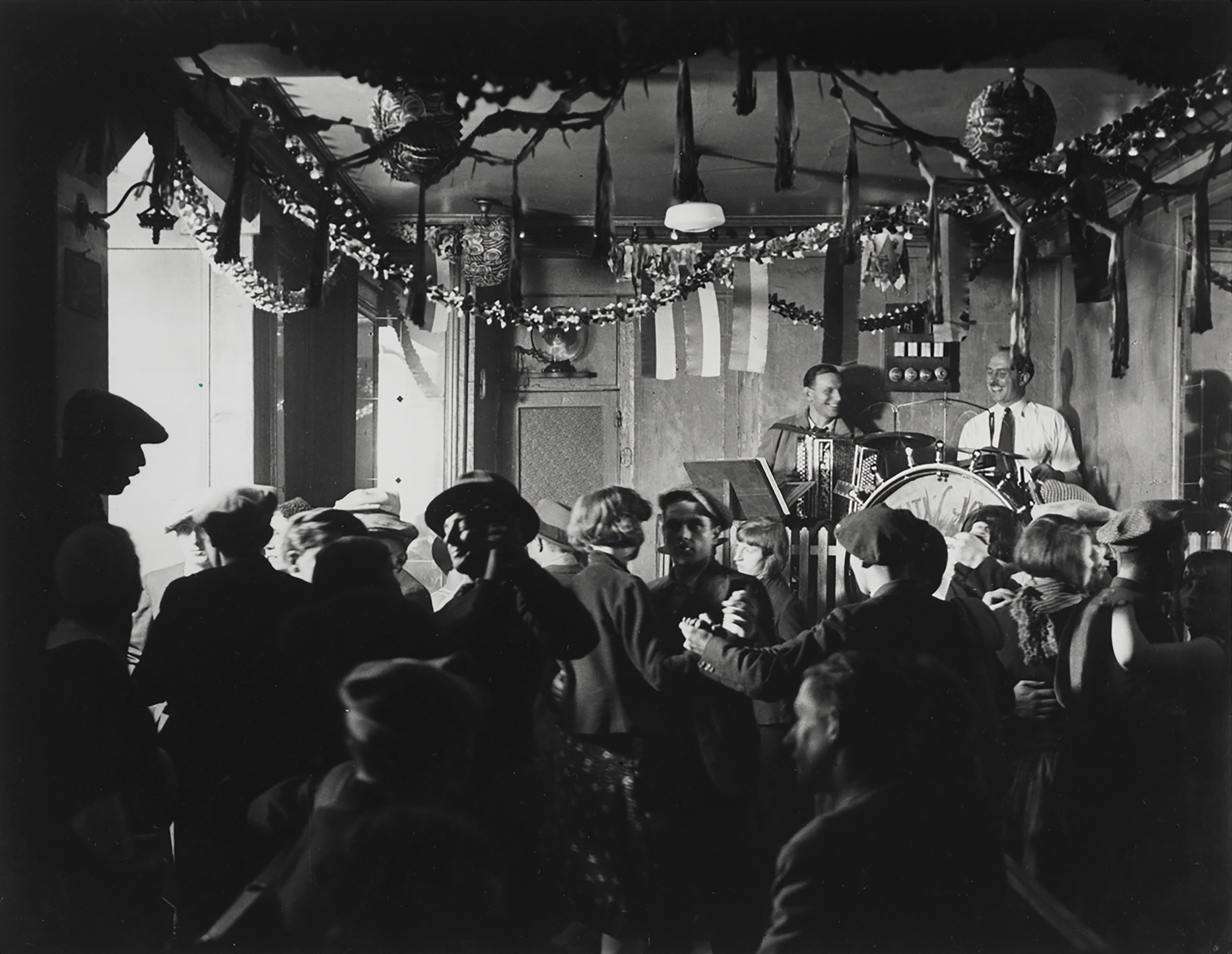Четыре сезона, 1932. Фотограф Брассаи