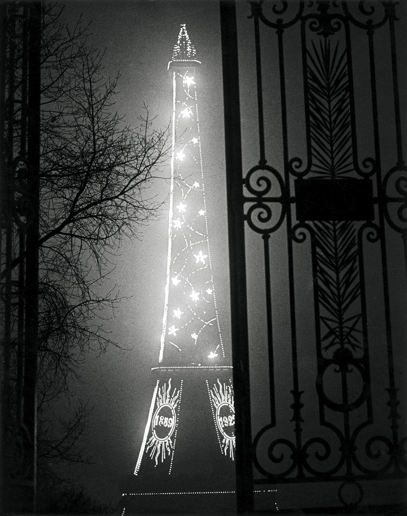 Эйфелева башня через ворота Трокадеро, 1930. Фотограф Брассаи
