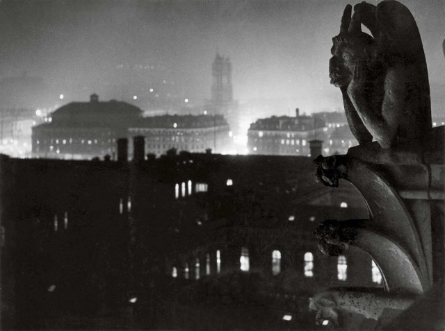 Вид на Париж из Нотр-Дама в сторону Отеля Дьё и Тур Сен-Жак, 1933. Фотограф Брассаи